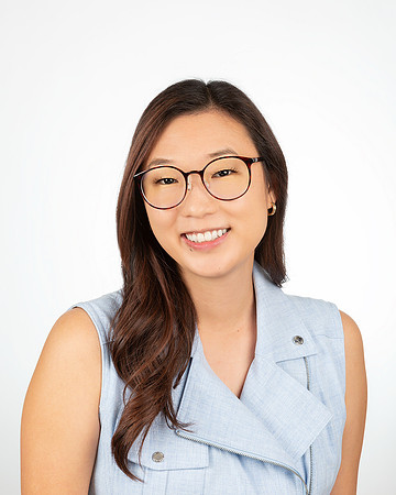 woman_studio_headshot_casual_dressing