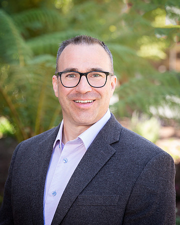 man_outdoor_green_backfrop_professional_headshot