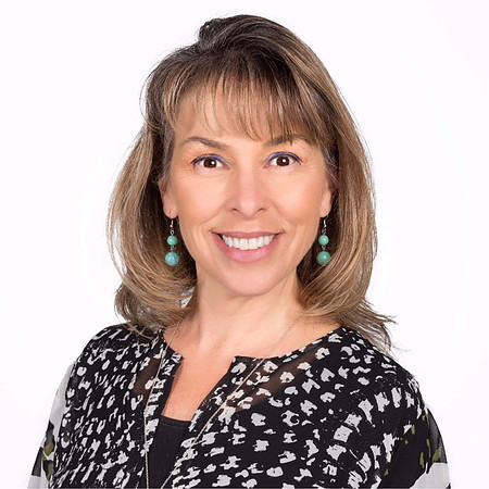 Woman_portrait_linkedin_with_white_backdrop