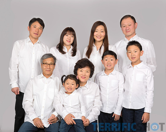 family_holiday_portrait_studio_gray_background-3