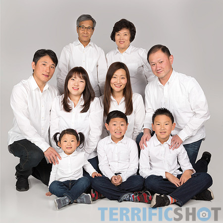 family_holiday_portrait_studio_gray_background-10