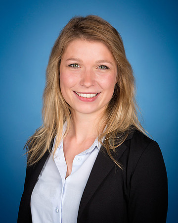 blond_woman_portrait_corporate_headshot_studio