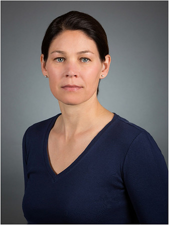 woman_wearing_dar_blue_shirt_portrait_studio