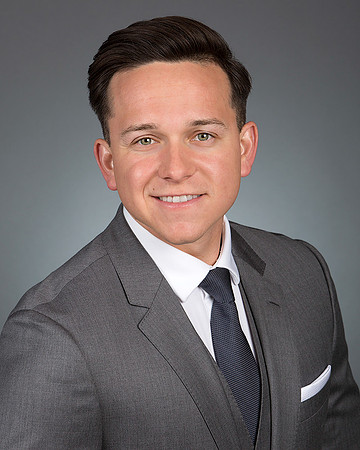 man_headshot_executive_with_gray_suit_in_studio
