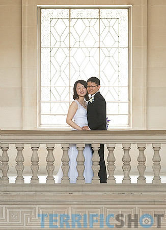 wedding_couple_balcony_san_francisco_city_hall