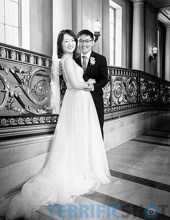 wedding_coupleposing_san_francisco_city_hall_black_white