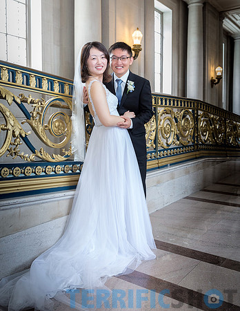 wedding_coupleposing_san_francisco_city_hall