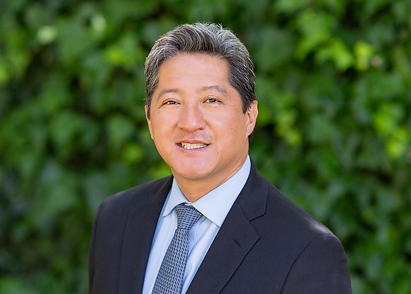 executive_corporate_outdoor_man_headshot_with_green_blurry_background