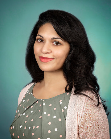 woman_portrait_with_greenish_backdrop_studio