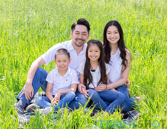 family_of_four_outdoor_photo_1