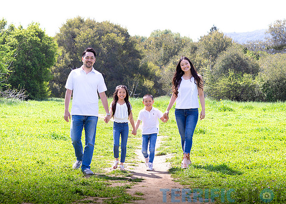 family_of_four_outdoor_photo_2