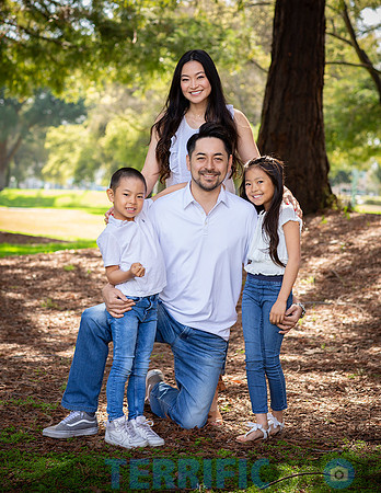 family_of_four_outdoor_photo_7