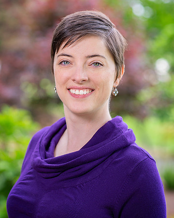 outdoor_green_background_woman_headshot_natural_light