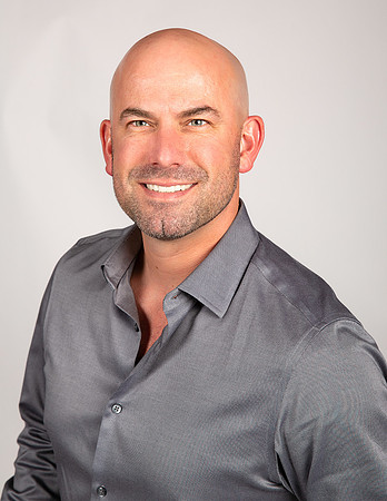 man_gray_shirt_against_gray_background_studio