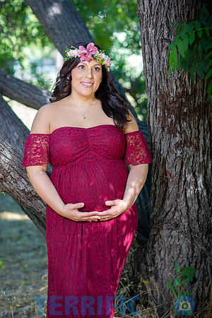 candid_woman_standing_next_tree_outdoor_park_maternity_photo_session_4
