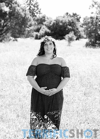 woman_standing_middle_big_field_outdoor_park_maternity_photo_session_3