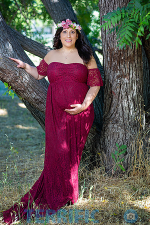 woman_standing_next_tree_outdoor_park_maternity_photo_session_4