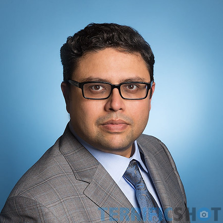 corporate-headshot-man-studio-blue-for-linkedin-min