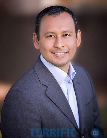 man_executive_corporate_outdoor_headshot-min