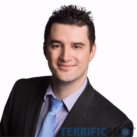 man_executive_portrait_headshot_in_studio_with_white_backdrop-min