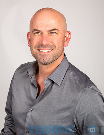 man_gray_shirt_against_gray_background_studio-min