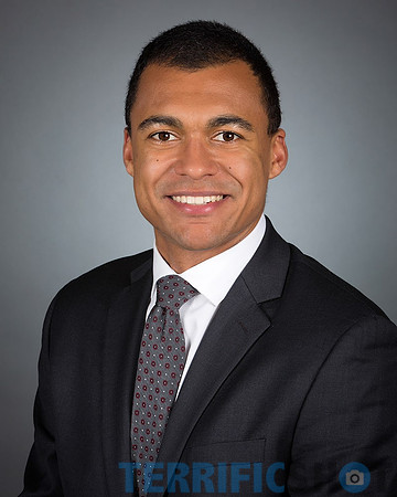 man_headshot_portrait_corporate_executive_with_gray_background-min