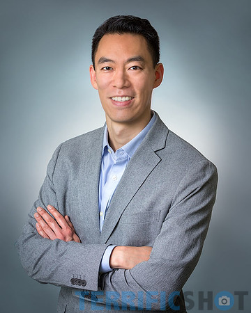 Man_headshot_studio_with_gray_background-min