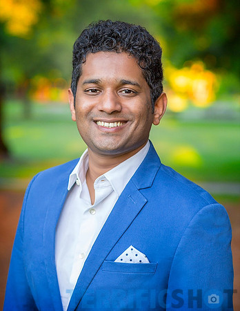 man_india_portrait_colorful_background_outdoor_portrait_park-min