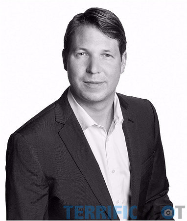 man_portrait_black_and_white_photography-min