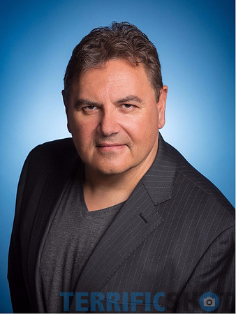 man_portrait_executive_with_blue_background_in_studio-min