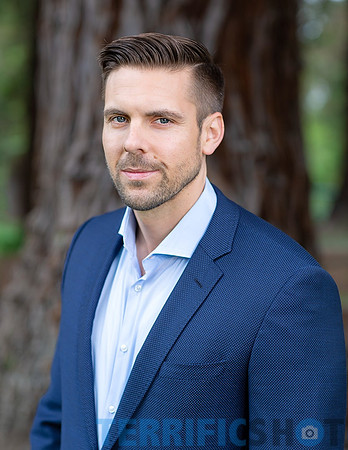 men_portrait_casual_candid_outdoor_photography_1-min