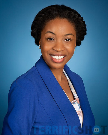 portrait_studio_woman_with_blue_jacket-min
