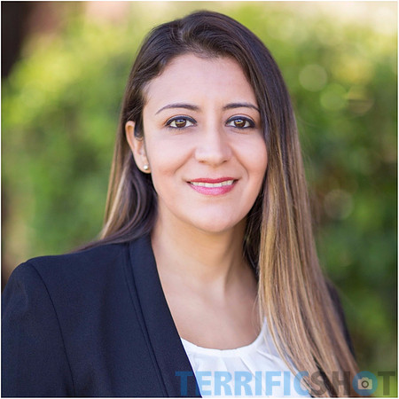 portrait_woman_headshot_linkedin_outdoor-min