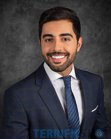 smiling_executive_portrait_textured_background_studio-min
