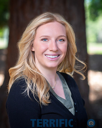 woman_blond_hair_ourdoor_linkedin_portrait-min