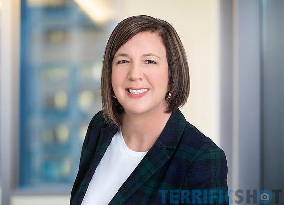 woman_corporate_headshot_on_location_building_in_background-min