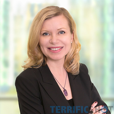 woman_executive_corporate_headshot_with_blurred_office_background-min