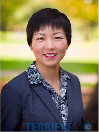woman_executive_portrait_outdoor-min