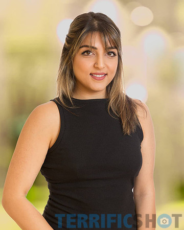 woman_headshot_with_yellow_office_blurred_background-min