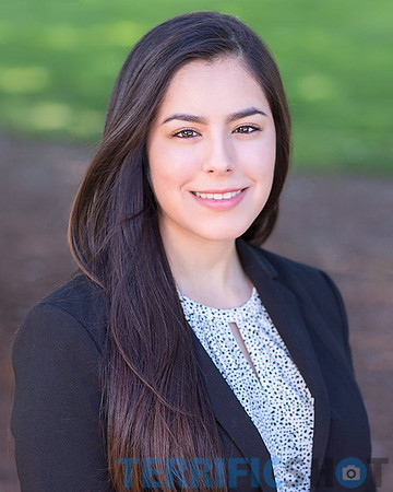 woman_outdoor_headshot_natural_light-min