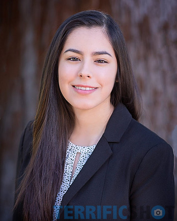 woman_portrait_outdoor_headshot_natural_light-min