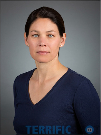 woman_wearing_dar_blue_shirt_portrait_studio-min