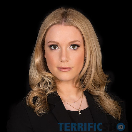 woman_with_blond_hair_against_black_backdrop_studio-min